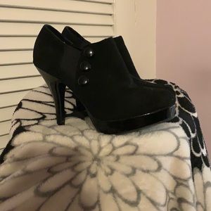 Women’s Boot heels Black suede 7 med. Gently worn 1 time.